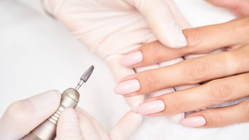 manicura en uñas rosadas