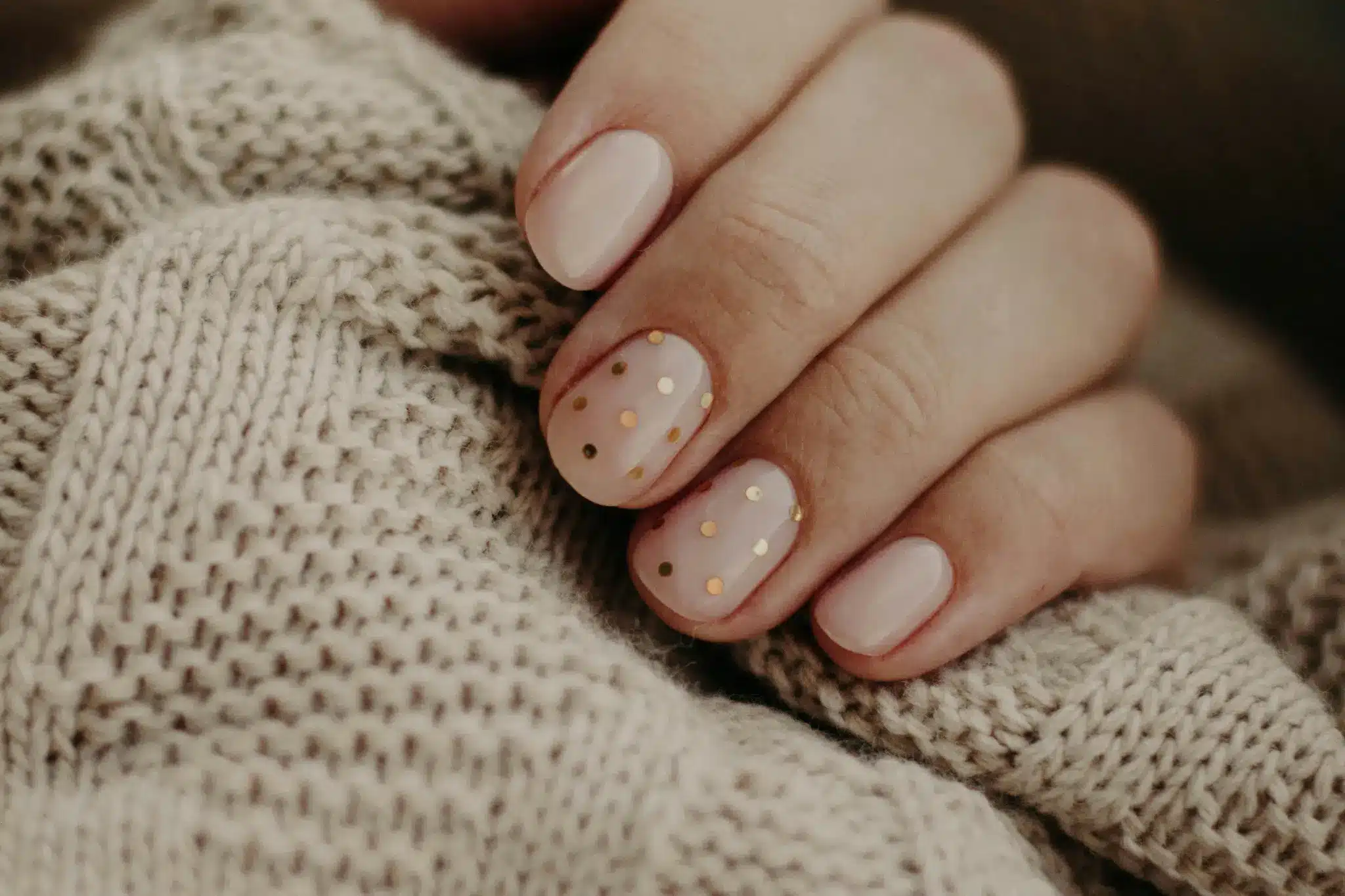 uñas-sujetando-una-manta