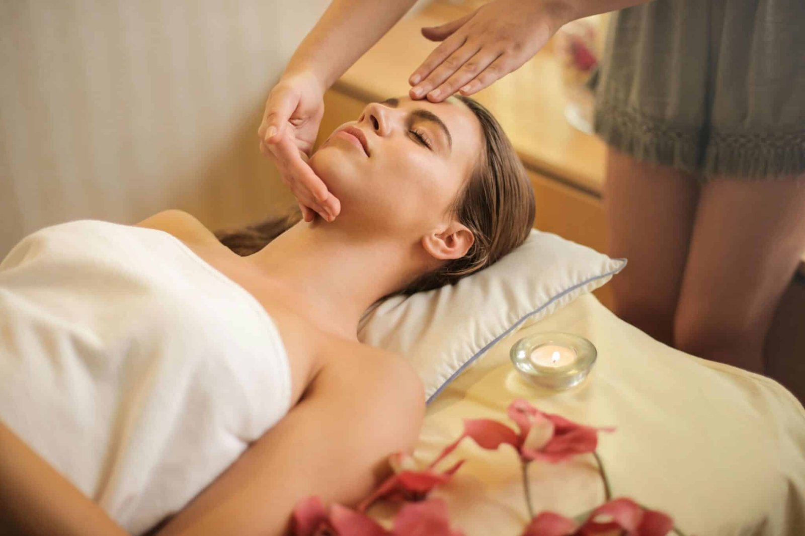 masaje facial a mujer