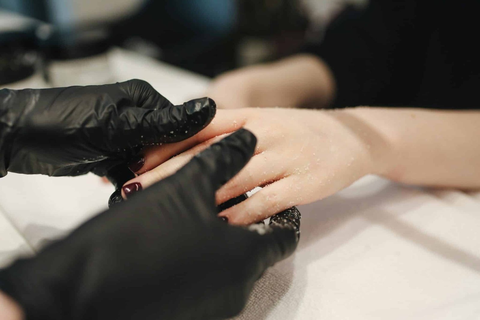 manicurista-realizando-un-tratamiento-de-uñas