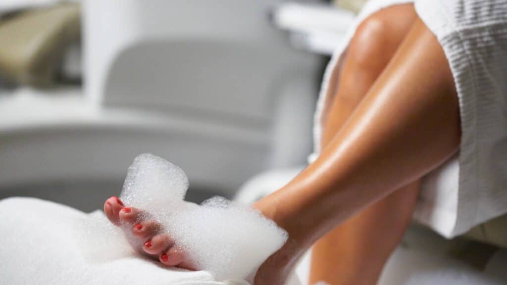 sesion de pedicura en tarima para pedicura