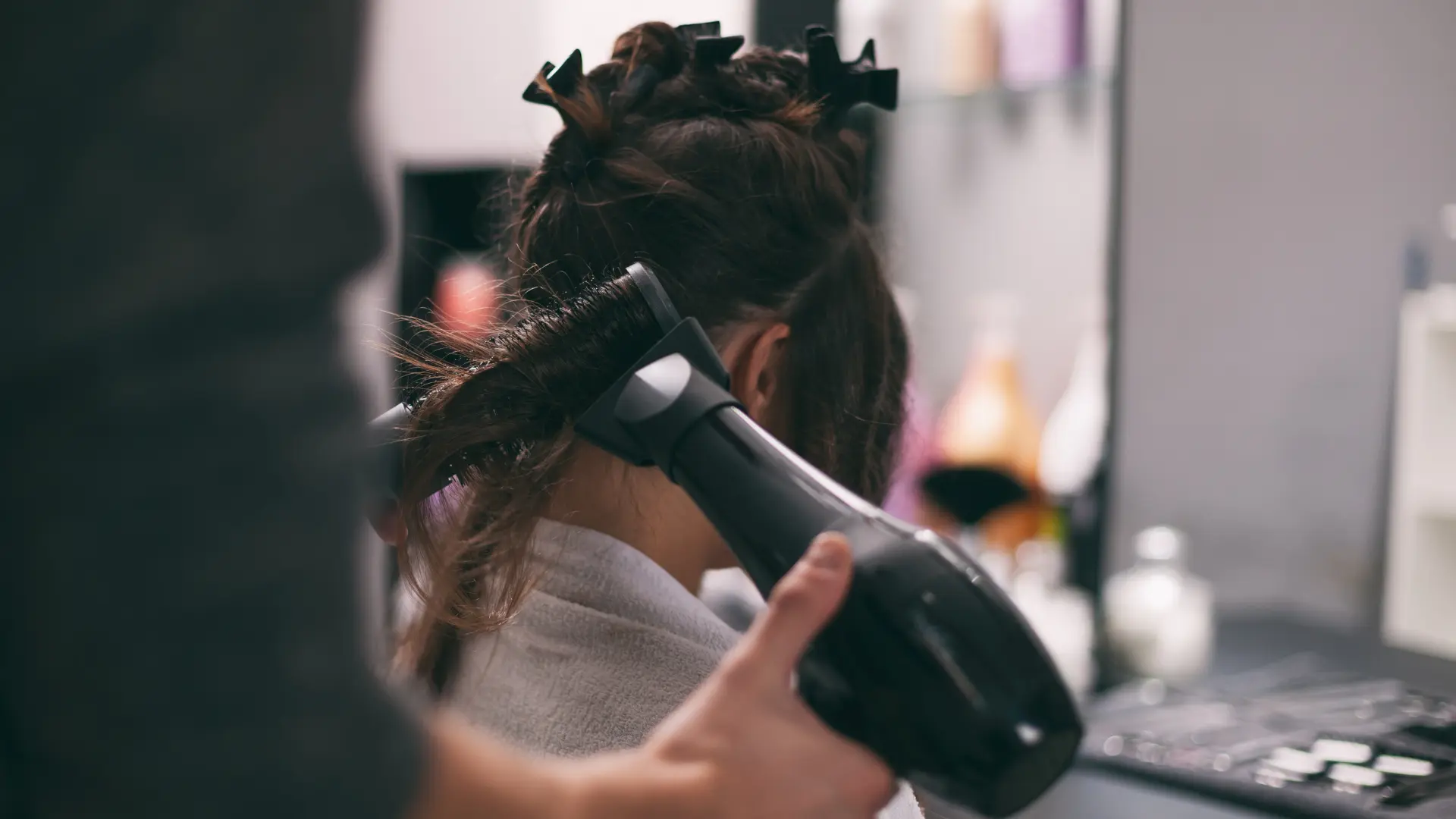 estilista secando el pelo con secador