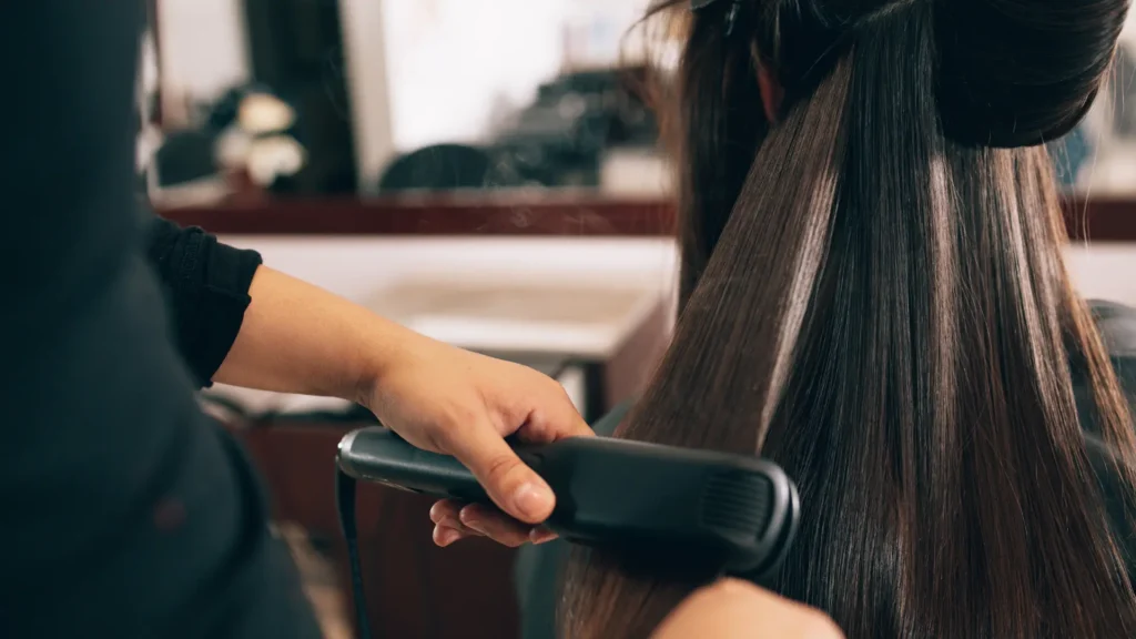 planchando pelo en peluqueria