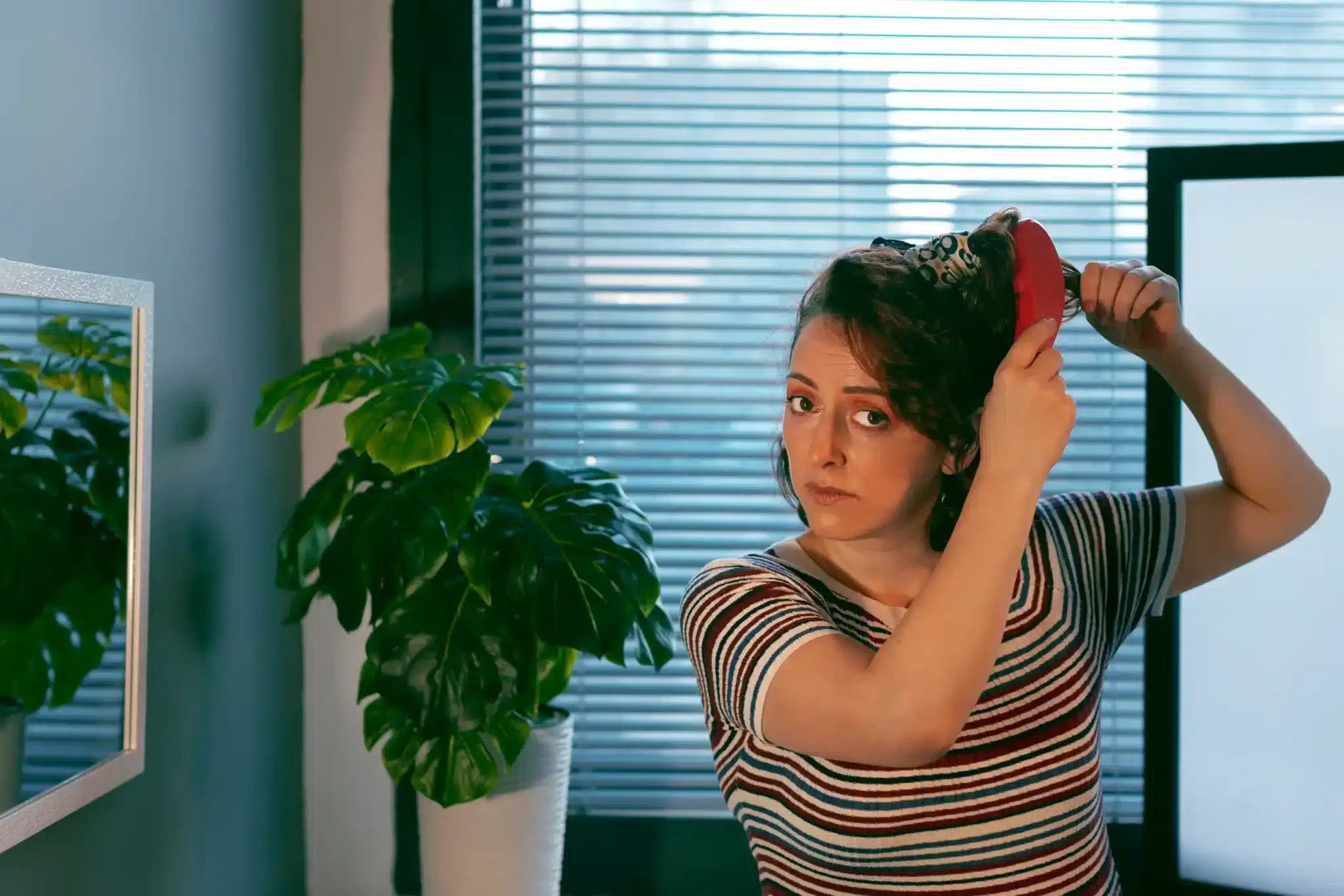 mujer-alisando-cabello-sin-plancha