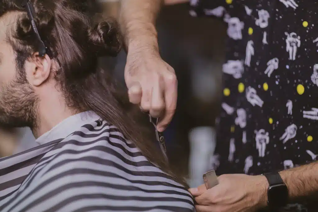 peluqueria-hombre-pelo-largo